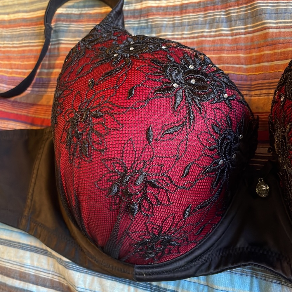 Soma deep red/black lace & rhinestone bra 38DD